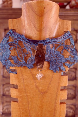 Collier de dentelle de Calais turquoise intense, cuir de Cordoue,  cristal et perle de culture